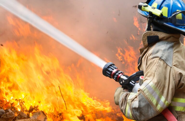 Tragiczne wydarzenia w Mszanie Górnej: Dwóch mężczyzn zginęło w płomieniach po wypadku samochodowym