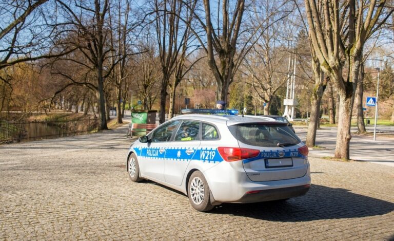 Osobliwa sytuacja w Tarnowie: Ford utknął na schodach, nie pomogła nawet laweta