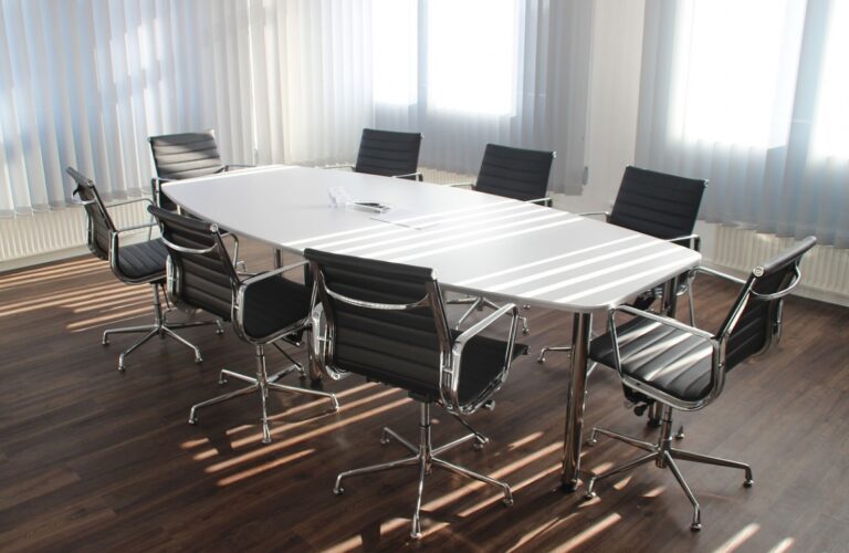 Pierwsze obrady Rady Powiatu Tarnowskiego: prezydium zdominowane przez PiS, decyzja o staroście przesunięta