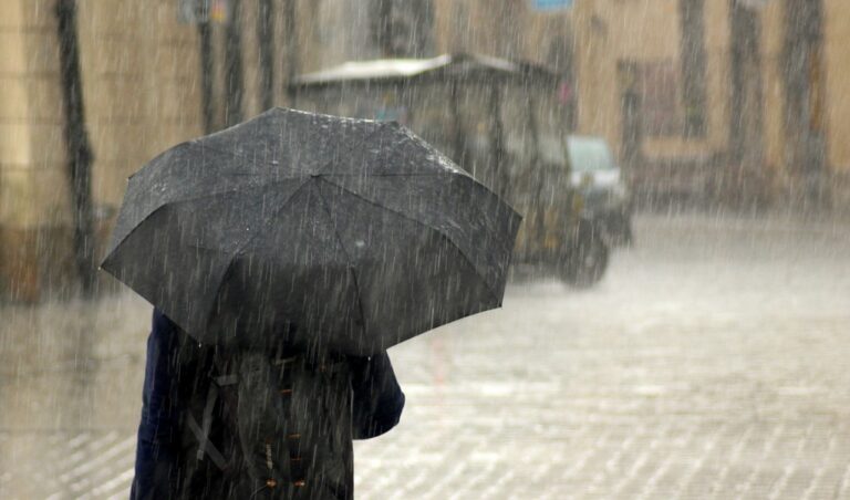 Gwałtowna ulewa w Tarnowie i okolicach – powódź na ulicach, posesjach i w placówkach edukacyjnych. Kolejny dzień przyniesie więcej burz