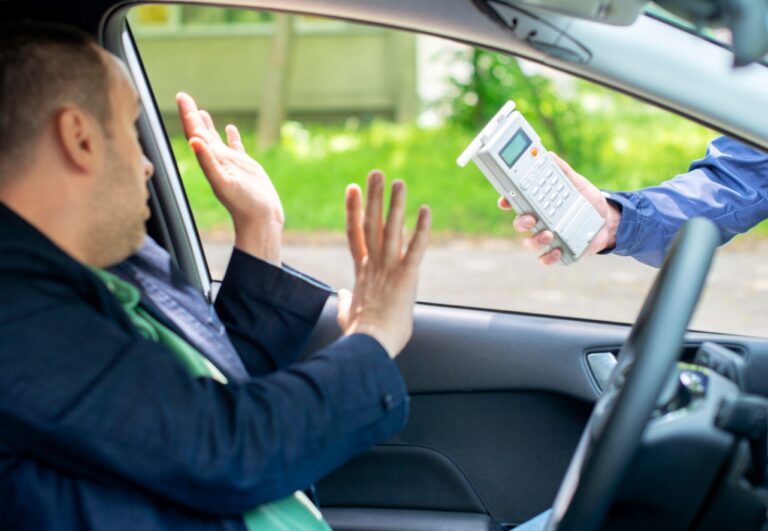 Szokujący incydent na drodze – młody kierowca z 3 promilami alkoholu wjechał w pryzmę kruszywa