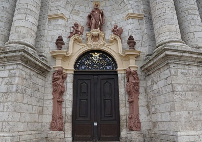 Włamywacz kościelnej skarbonki złapany na gorącym uczynku przez czujną parafiankę