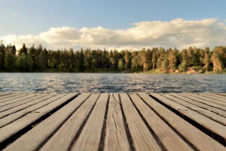 Znaleziono ciało 44-letniego mężczyzny w zbiorniku wodnym – poszlaki i okoliczności badane przez policję