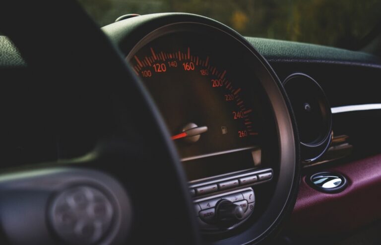 Kolizja na drodze wojewódzkiej nr 980 w Siemiechowie zakończona hospitalizacją trzech osób