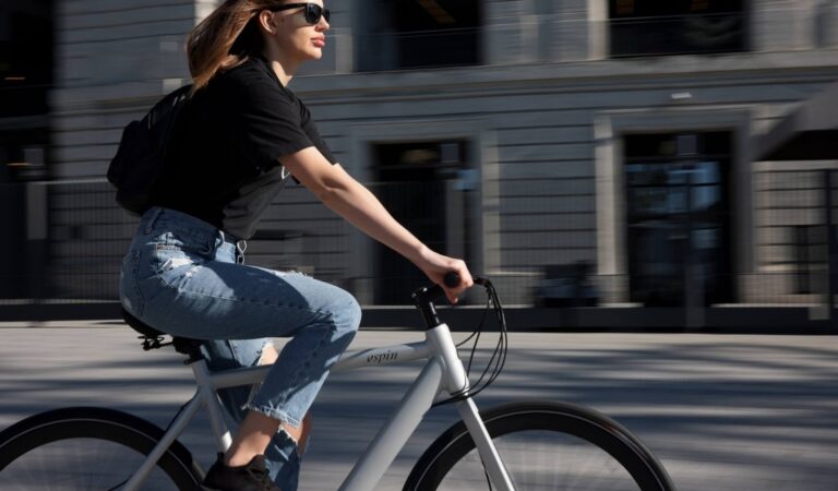 Odnowiona infrastruktura drogowa na ulicy XVI Pułku Piechoty zwiększa bezpieczeństwo pieszych i rowerzystów