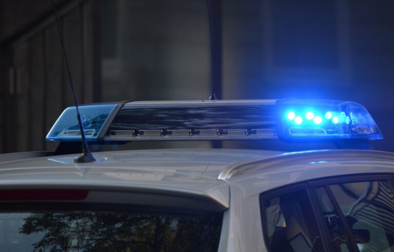 Wypadek na drodze wylotowej z Tarnowa: 40-latek sypiąc za kierownicą wjechał autem do potoku