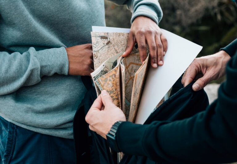 Robert Hebda zasiada na tronie króla kurkowego podczas Święta Miasta Tarnowa