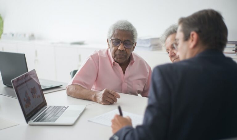 Znaczące zwolnienia pracowników w powiecie elbląskim – rosnąca obawa i sprzeciw związkowców