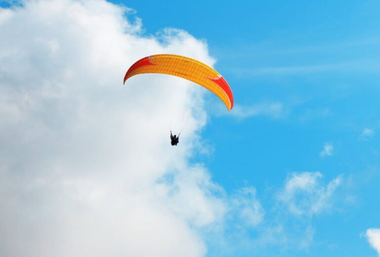 41-latek podczas lotu paralotnią zderzył się z drzewem w trakcie wiejskich dożynek w Chojniku