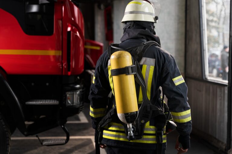 Kolejny pożar w historycznym Młynie Szancera w Tarnowie – zużyte opony i części samochodowe przyczyną