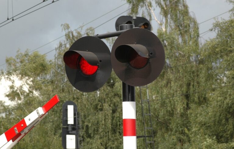 Rozważna analiza niebezpiecznej kolizji pociągu z samochodem na niestrzeżonym przejeździe w Zborowicach