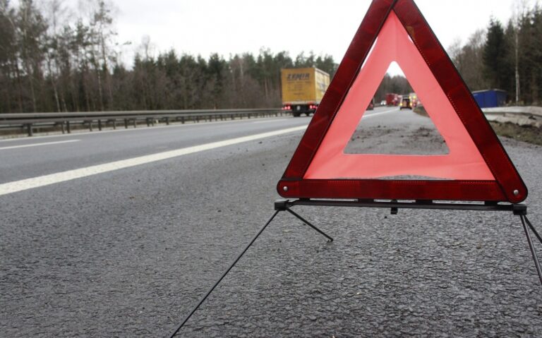 Czołowe zderzenie dwóch aut na Jagiellońskiej w Dąbrowie Tarnowskiej – szczegółowa relacja