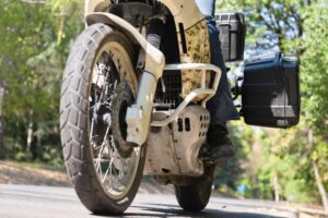 grozny-wypadek-pod-tarnowem-samochod-zderzyl-sie-z-motocyklem-trzy-osoby-ranne