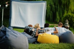 letnie-wieczory-z-filmem-w-tarnowie-plenerowe-kino-na-krakowskiej