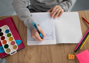 kino--kt--re-uczy---m--odzie---obejrza--a-film--tr-auto-3544