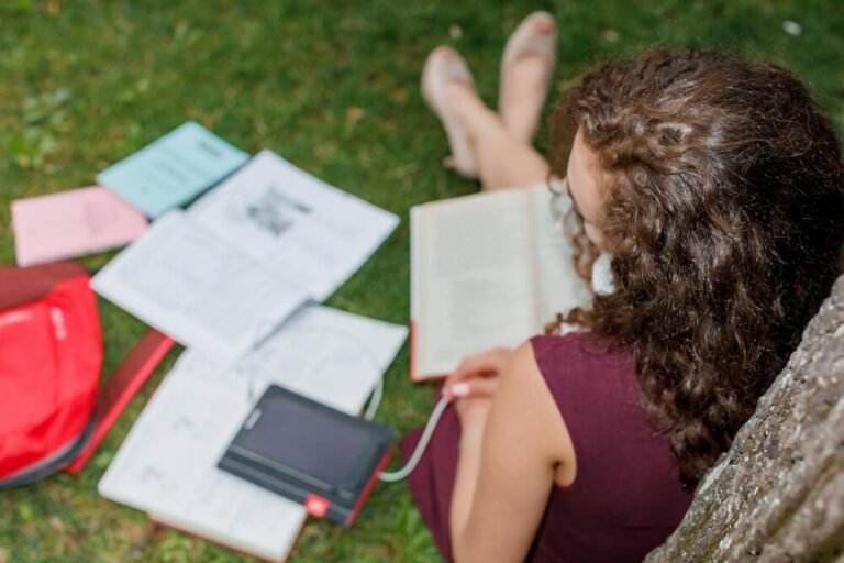 retro-zabawy-i-kreatywnosc-chlopcy-swietuja-w-miejskiej-bibliotece