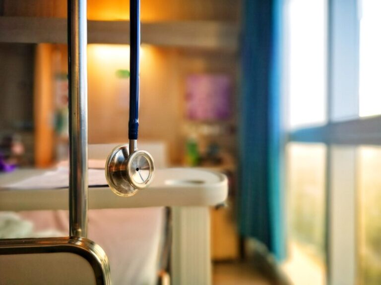 bezpieczne-ferie-2026--dzielnicowy-uczy-dzieci-w-p-auto-3839