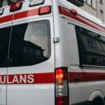 tarnowscy-policjanci-ratuj---bezdomnego-w-trudnych-auto-923