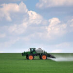 Jaki opryskiwacz samojezdny wybrać? Porównanie popularnych modeli