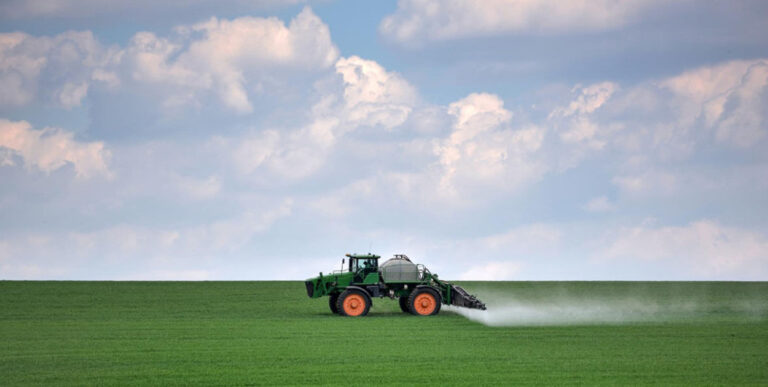 Jaki opryskiwacz samojezdny wybrać? Porównanie popularnych modeli