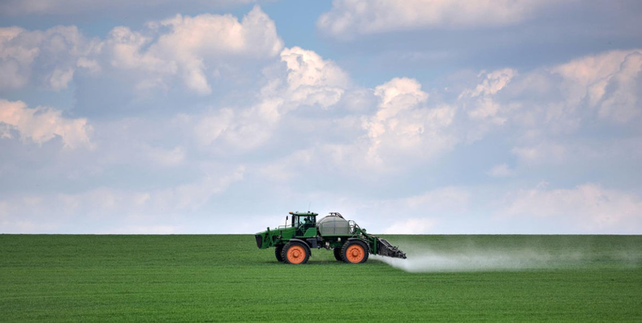 Jaki opryskiwacz samojezdny wybrać? Porównanie popularnych modeli