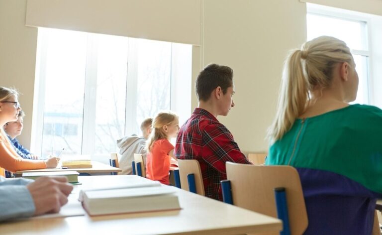 wakacyjne-dy--ury-przedszkoli-w-rad--owie---sprawd-auto-3519