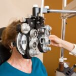 Badanie wzroku seniora w gabinecie optometrycznym Optyk Pokorny w Tarnowie