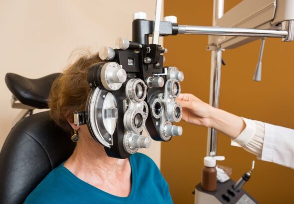 Badanie wzroku seniora w gabinecie optometrycznym Optyk Pokorny w Tarnowie