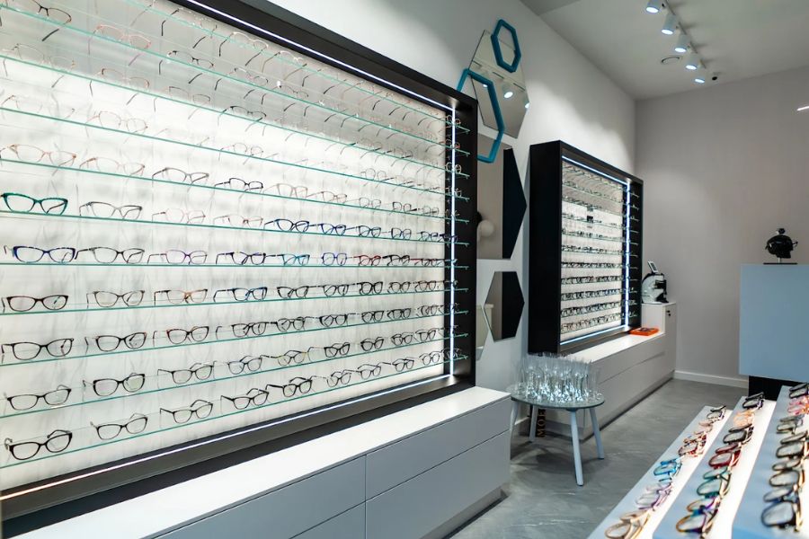 Dobór okularów korekcyjnych dla seniora po 60. roku życia w salonie optycznym w Tarnowie