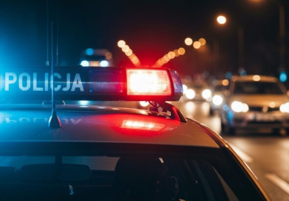 polska-policja---wi--tuje--kobiety-w-mundurze-zmie-auto-500
