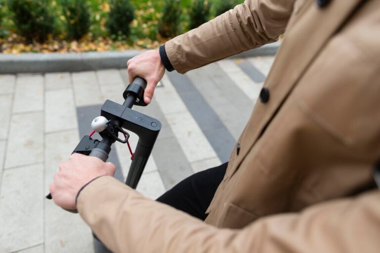 bezpieczne-poruszanie-si---na-hulajnogach-elektryc-auto-5534