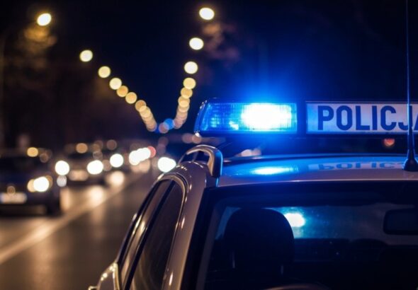 fa--szywy-policjant-wy--udzi---70-tysi--cy-z--otyc-auto-457
